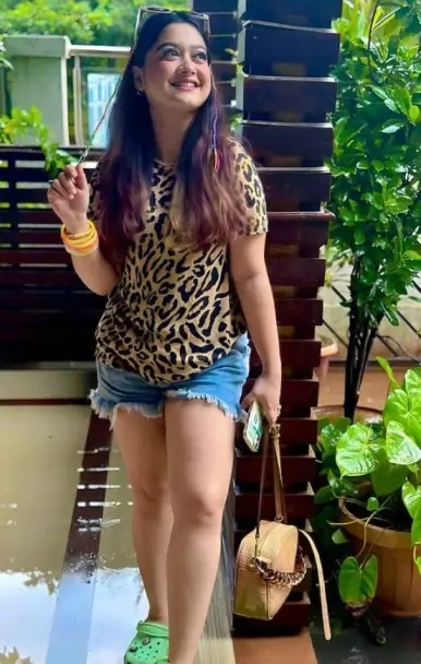 Elegant Noida Call Girl posing